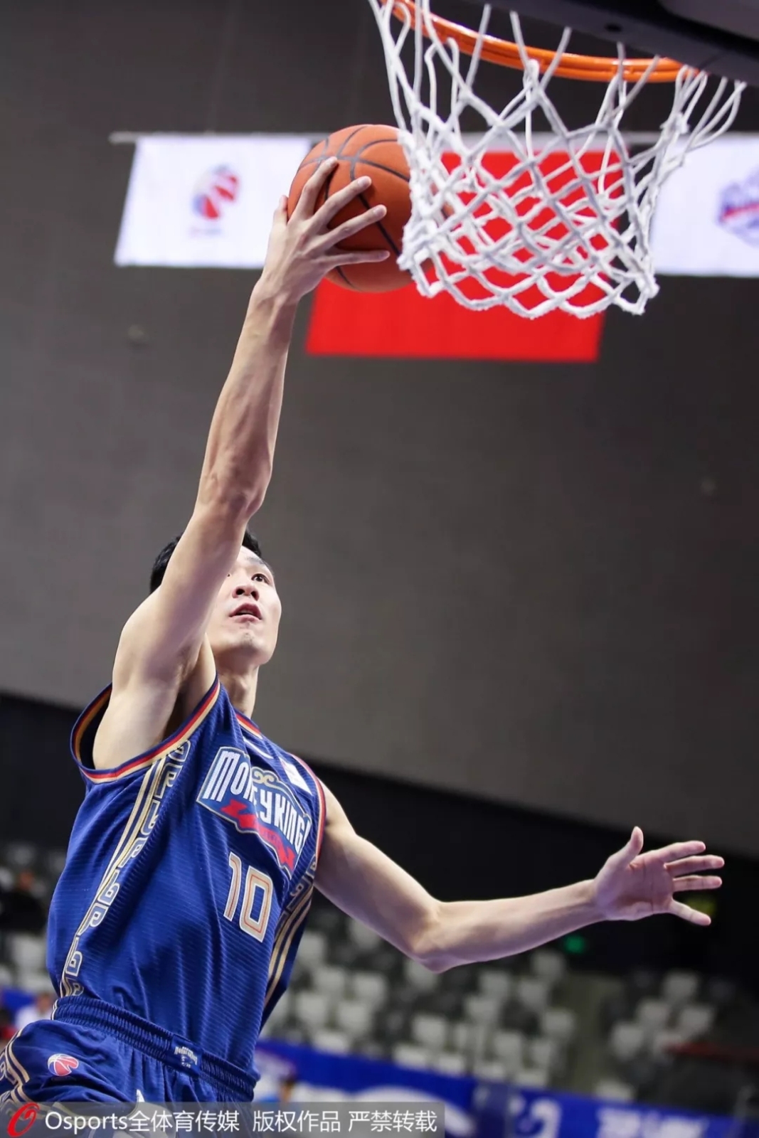 包含紧逼冠军：选手奋力夺冠拚尽全力闯出一路的词条