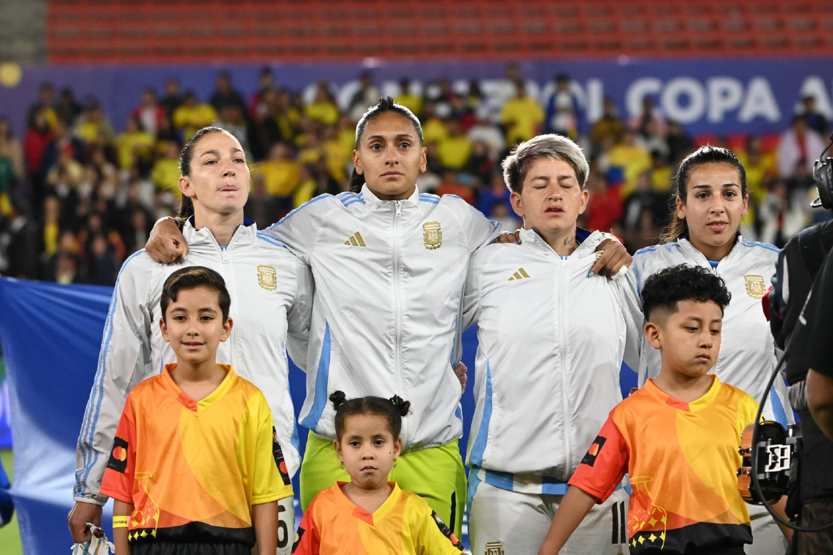 包含哥伦比亚队在国际赛事中崭露头角的词条