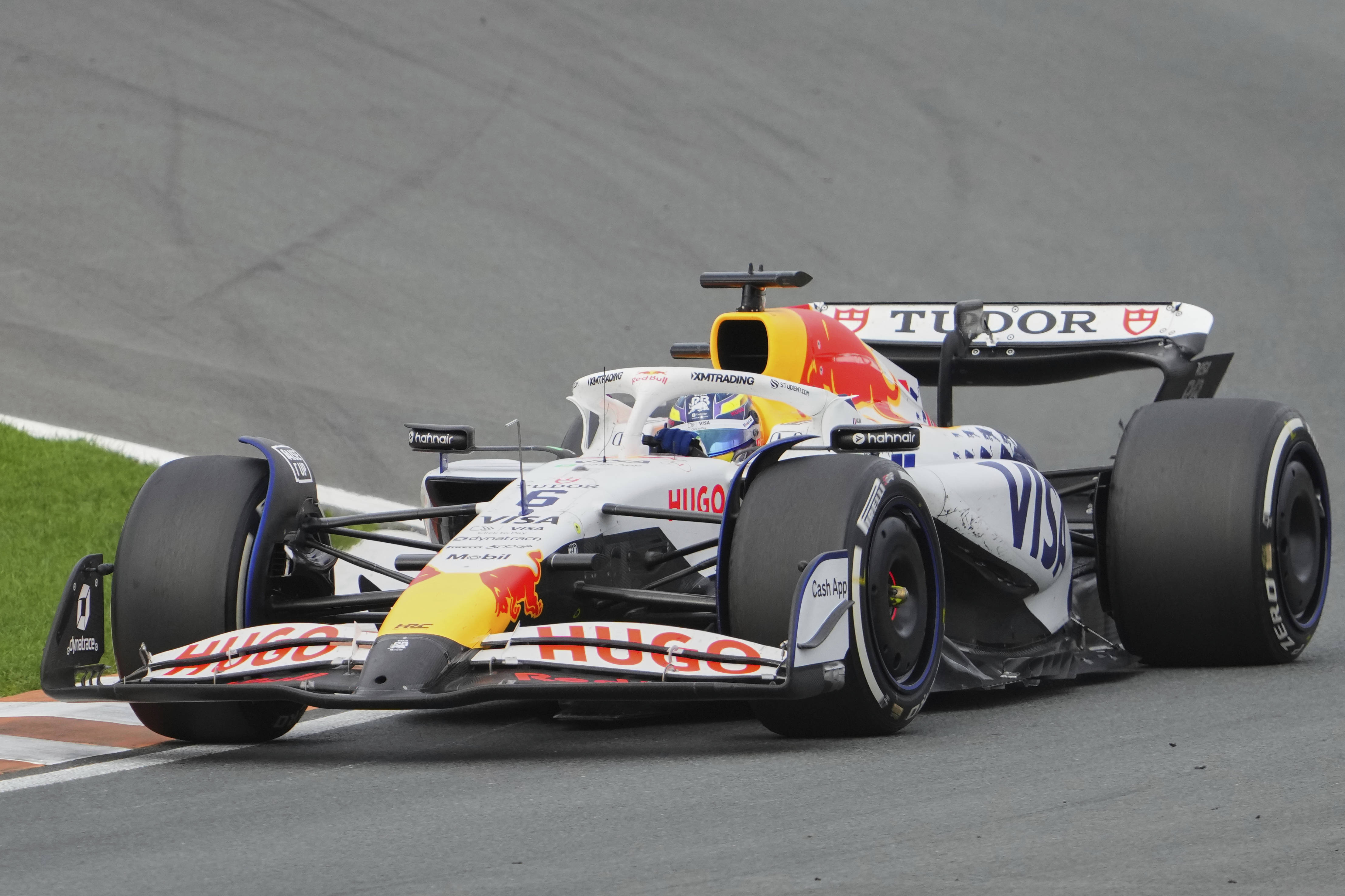 包含迈凯伦逆转红牛二队，勒克莱尔带队取胜的词条