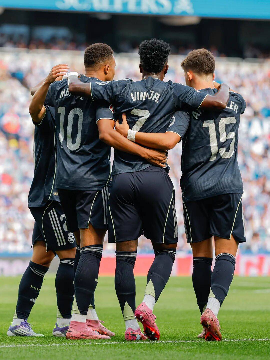 AC米兰连扳两球，逼平皇家社会欧冠八分之一决赛！的简单介绍