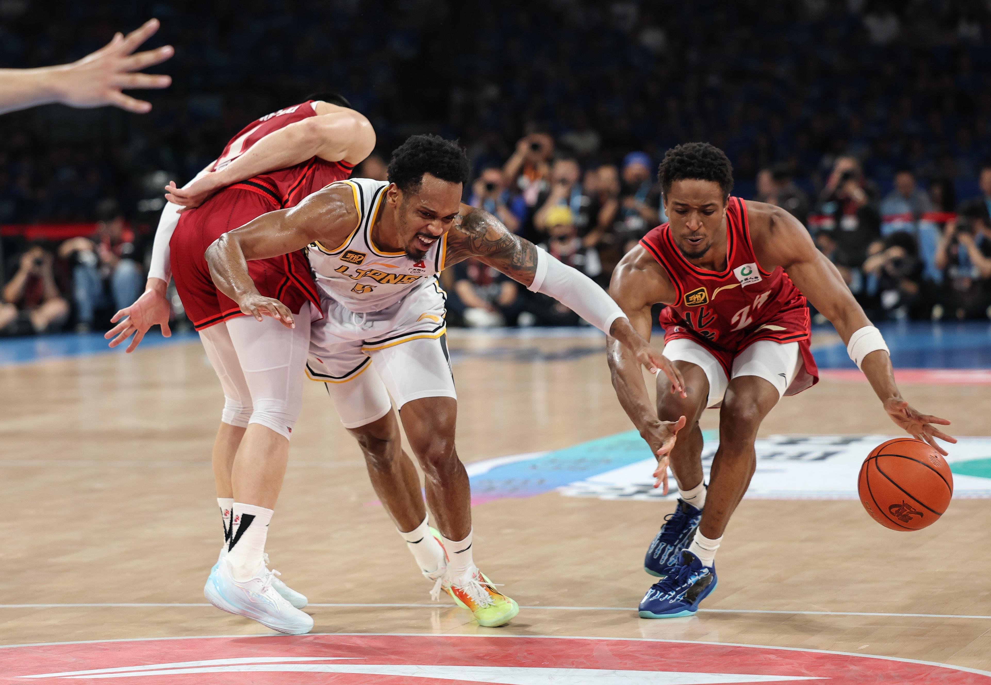 包含波兰男篮鏖战尼日利亚男篮，库里关键制胜的词条