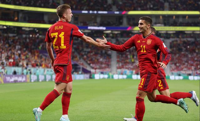 巴萨鏖战拜仁，莱万三分雨点燃全场的简单介绍